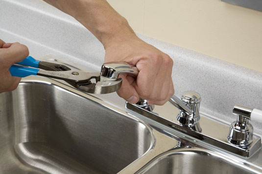 如何清潔水龍頭曝氣器和水槽噴霧器