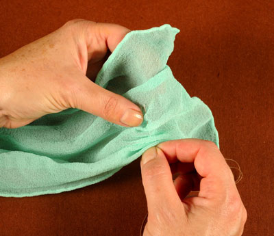 使用縫合和收集方法染色真絲圍巾