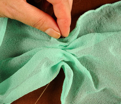 使用縫合和收集方法染色真絲圍巾
